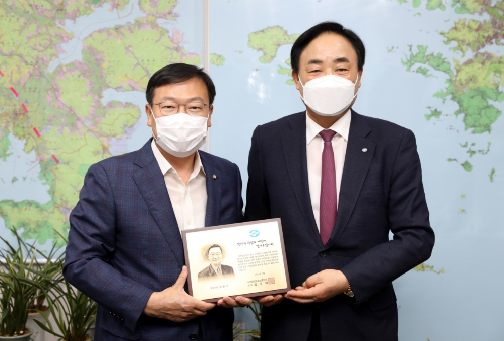 임준택 수협중앙회장(사진 오른쪽)는 지난 7일 국회에서 '수산부산물 재활용법' 법안 통과를 위해 힘써준 국민의힘 정점식 국회의원(사진 왼쪽)에 감사패를 전달하고 있다.(사진=수협중앙회)