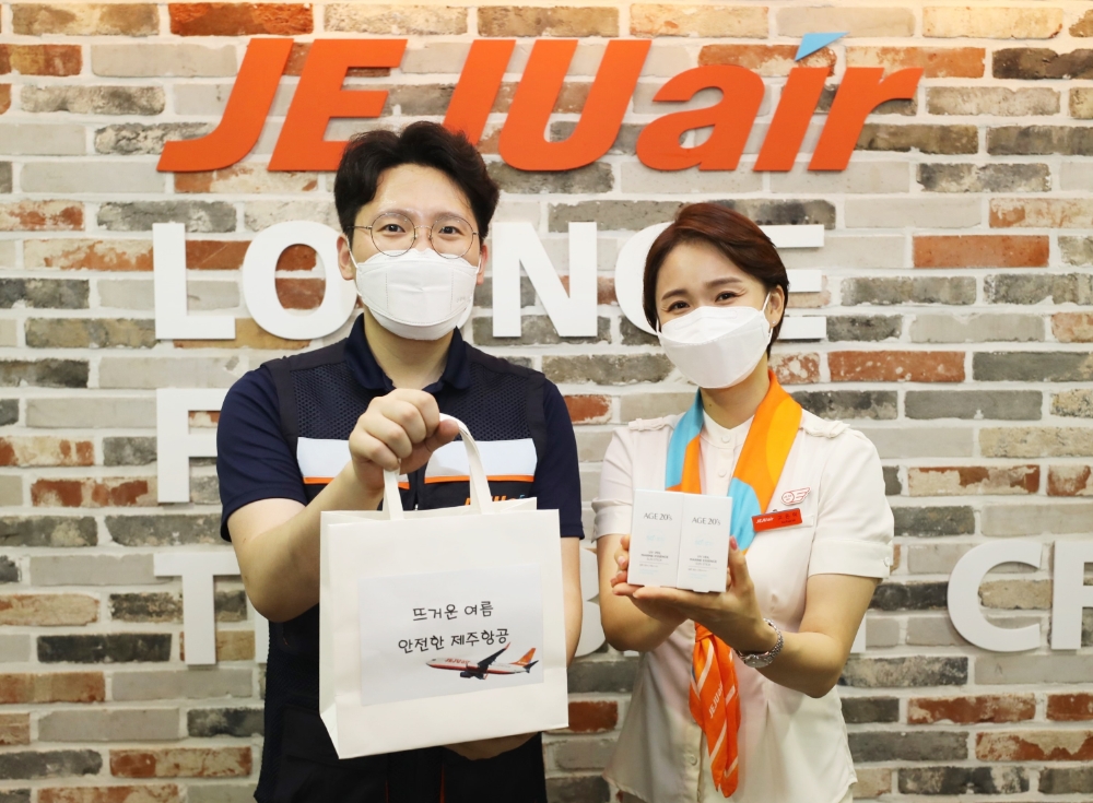 제주항공은 여름 혹서기를 맞아 현장에서 근무하는 직원을 위해 애경 AGE 20’s 자외선 차단제를 전달했다.(사진=제주항공)