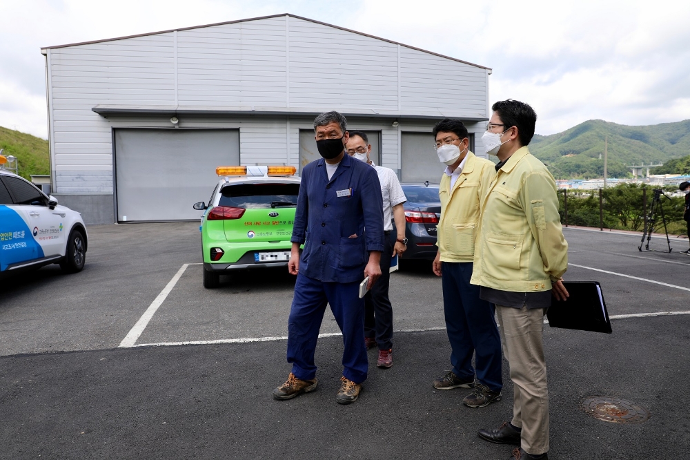 기장군수가 음식물 폐기물 처리업체 사고현장을 긴급 점검하고 있다.(사진제공=부산 기장군)