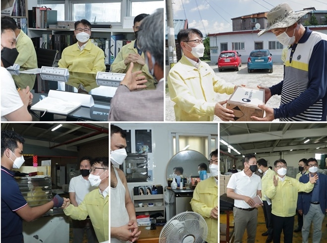 강성국 법무부 차관이 업체 대표자 등과 간담회를 진행하며 애로사항을 청취하고 있다./ 강 차관이 외국인 집단거주시설 관리자에게 방역물품을 전달하고 있다./강 차관이 외국인 작업현장을 둘러보고 거리두기 단계에 따른 방역수칙 준수를 당부하고 있다./강 차관이 외국인 집단거주시설을 둘러보고 코로나검사와 백신접종에 대해 설명하고 있다./강 차관이 인쇄 업체에서 일하고 있는 외국인근로자를 격려하고 있다.(사진제공=법무부)