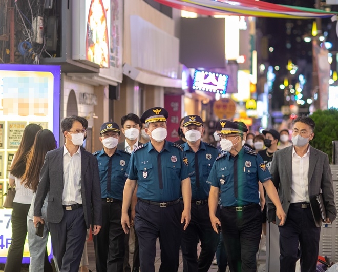 이규문 부산경찰청장 등이 19일 오후 8시부터 서면 유항밀집지역에 대한 방역실태 현장점검에 나서고 있다.(사진제공=부산경찰청)