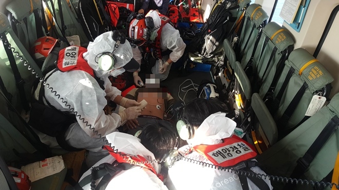 응급환자를 헬기로 이송하며 응급처지를 하고 있다.(사진제공=부산해양경찰서)