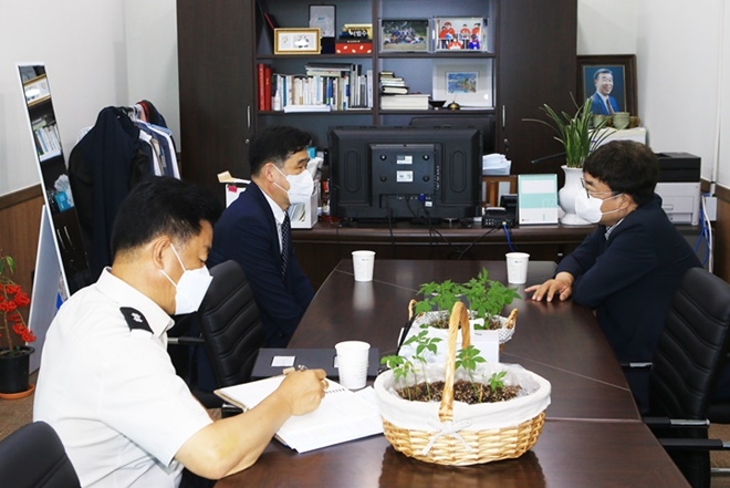 서범수의원(우측)과 정호영 울주소방서장이 환담을 나누고 있다.(사진제공=서범수의원실)
