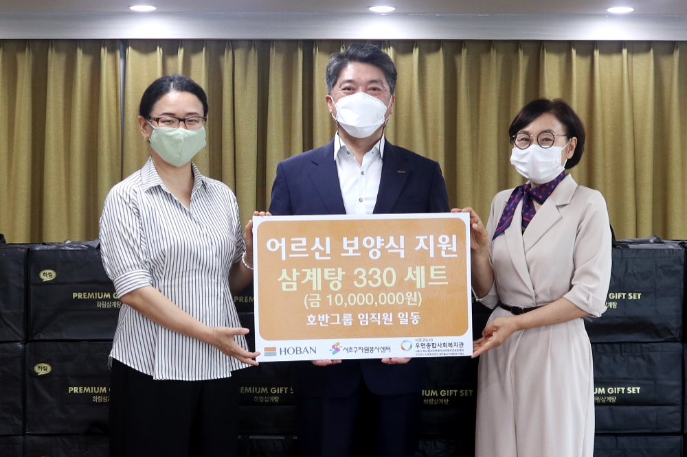 (왼쪽부터) 오영수 서초구자원봉사센터장, 김세준 호반그룹 동반성장실장, 이경희 우면종합사회복지관장.(사진=호반그룹)