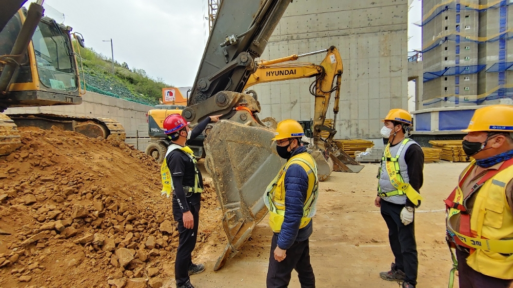 부영주택 임직원 및 협력업체 근로자들이 참석해 안전점검 생활화로 재해 없는 현장을 만들기 위해 노력하고 있는 모습.(사진=부영그룹)