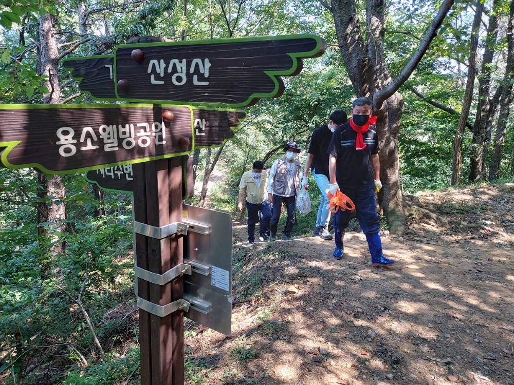 오규석 부산 기장군수가 29일 산성산 보명사~정상~용소웰빙공원 구간 현장 방문.(사진제공=부산 기장군)