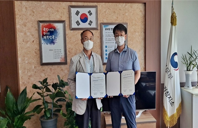 거창보호관찰소는 7월 30일 경남서부아동보호전문기관과 업무협약서를 내보이며 기념촬영.(사진제공=거창보호관찰소)