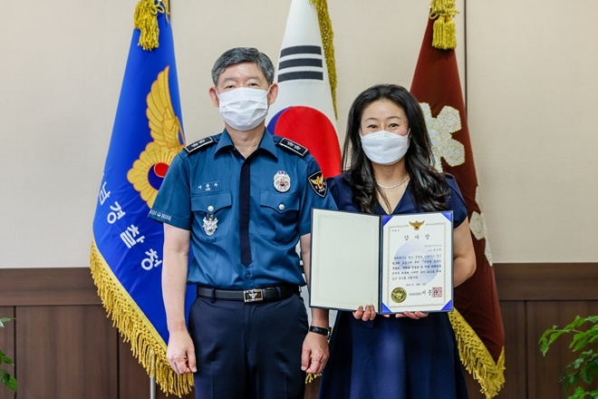 이문수 경남경찰청장이 최선희 작가에게 감사장을 전달하고 기념촬영.(사진제공=경남경찰청)