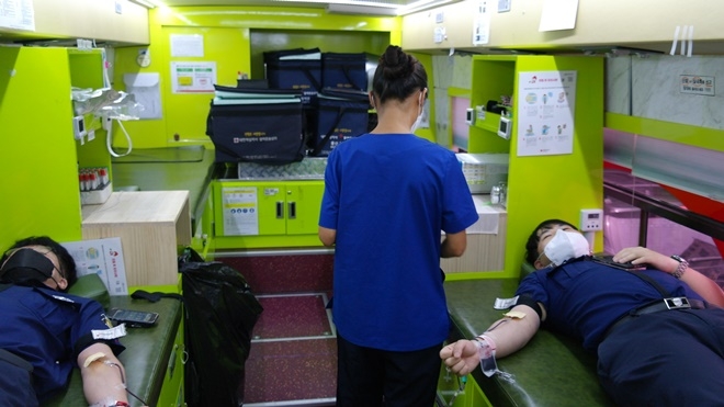 헌혈하는 울산구치소 직원들.(사진제공=울산구치소)