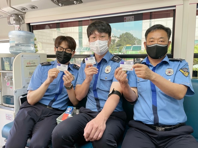 부산해양경찰서 경찰관들이 8월 5일 헌혈 참여 후 헌혈증서를 내보이며 기념촬영.(사진제공=부산해양경찰서)