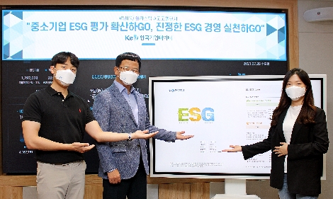 이호동 한국기업데이터 대표(왼쪽에서 두번째)가 직원들과 함께 5일 여의도 본사에서 플라스틱 줄이기 캠페인인 ‘고고 챌린지’에 참여했다. 사진=한국기업데이터