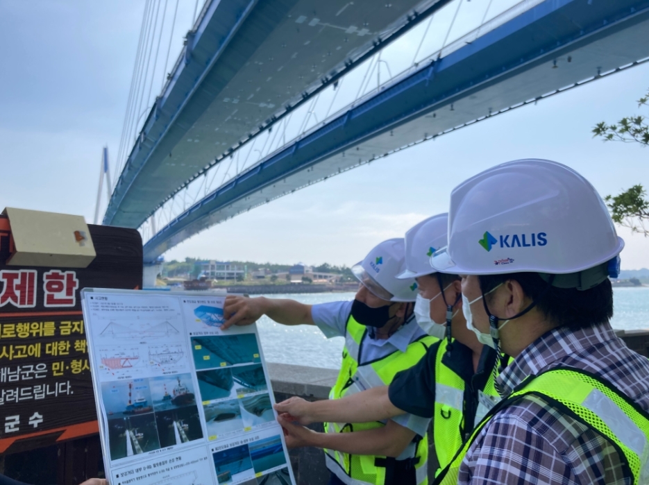 박영수 국토안전관리원 원장은 6일, 해상 크레인이 충돌한 사고로 통행이 제한되고 있는 전남 진도군 군내면 진도대교를 찾아 시설물 손상 부위에 대한 긴급 안전점검을 실시했다. (사진=국토안전관리원)