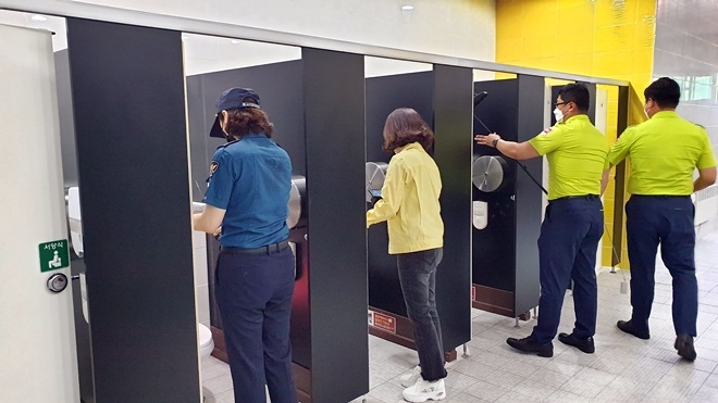 불법촬영 합동점검 모습.(사진제공=경남도)