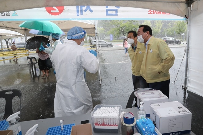 송철호 시장이 문수선별진소 현장 점검.(사진제공=울산시)