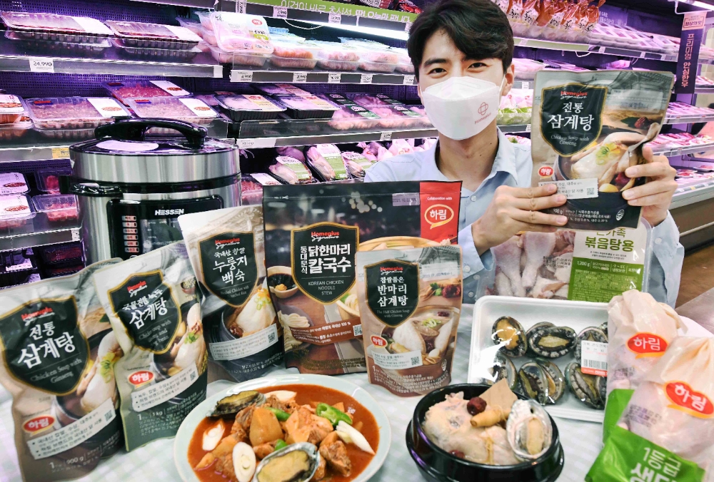 모델이 9일 서울 등촌동 홈플러스 강서점에서 말복을 앞두고 보양식 관련 상품을 선보이고 있다. 홈플러스는 말복(10일)을 맞아 신선식품부터 간편식까지 다양한 보양식 관련 상품을 모아 할인 행사를 진행한다고 9일 밝혔다. 대표 상품은 ▲국내산 생닭 ▲온가족 닭볶음탕용 국내산 생닭 ▲완도 전복(중 8마리/특 3마리, 1만원) 홈플러스 시그니처 동대문식 닭한마리 칼국수 ▲홈플러스 시그니처 전통 삼계탕 ▲홈플러스 시그니처 국물 진한 녹두삼계탕 ▲홈플러스 시그니처 반마리 삼계탕 등으로 구성됐다.