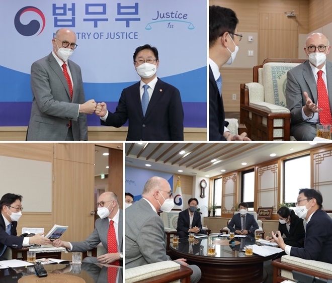 박범계 법무부장관이 볼프강 앙거홀처 주한 오스트리아 대사와 기념촬영을 하고 있다./박범계 법무부장관이 오스트리아 소개 자료를 건네받고 환담하고 있다.(사진제공=법무부)