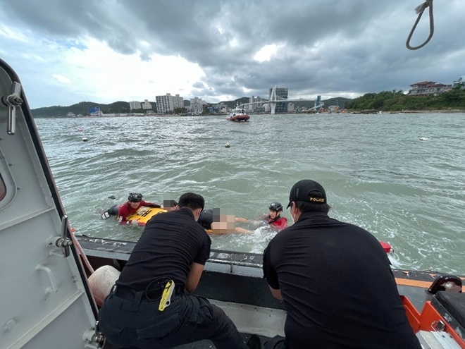 해상표류자를 구조하고 있다. (사진제공=울산해양경찰서)