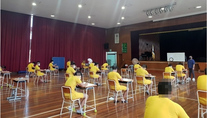 제2회 검정고시에 응시하고 있다.(사진제공=대구소년원)