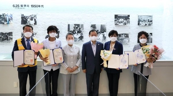 신희영 대한적십자사 회장(왼쪽 네 번째)이 8월 11일 서울 중구 대한적십자사 서울사무소에서 열린 '2021년 국가 재난관리 유공 표창 전달식'에서 수상자들과 기념촬영을 하고 있다.(사진제공=대한적십자사)