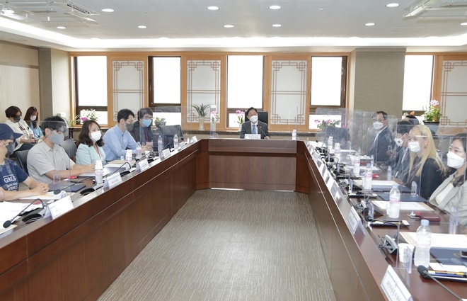 박범계 법무부장관이 디지털성범죄 등 전문위원들과 간담회를 갖고 있다.(사진제공=법무부)