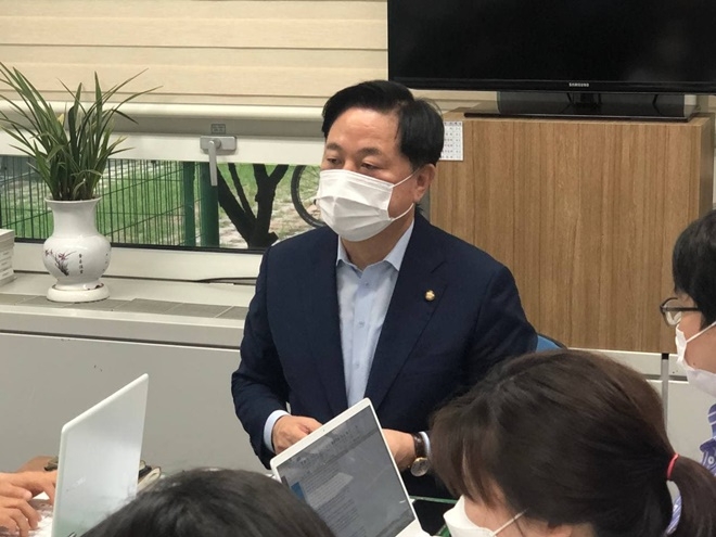 김두관 예비후보가 13일 대전시의회 기자실에서 기자간담회를 갖고 충청권 메가시티에 대한 구상르 밝히고 있다.(사진제공=김두관의원실)