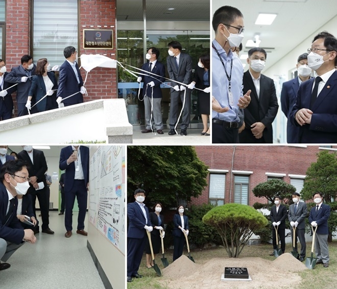 박범계 법무부장관이 현판식을 하고 있다./박범계 장관이 직원과 대화를 나누고 있다./박범계 장관이 학생들의 작품을 감상하고 있다./기념 식수를 하고 있다.(사진제공=법무부)