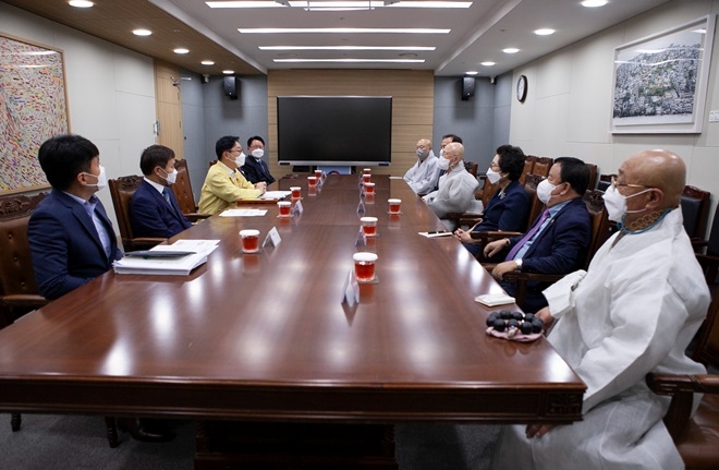 박범계 법무부장관이 17일 회의실에서 교정위원 중앙협의회 신임 회장단과 간담회를 갖고 있다.(사진제공=법무부)