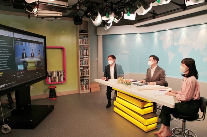 박범계 장관(가운데)이 유튜브 라이브 방송에 참여한 직원들과 실시간 채팅으로 의견을 나누고 있다.(사진제공=법무부)