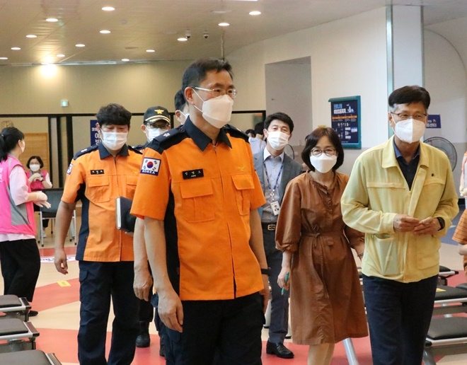 정병도 울산소방본부장이 중구 동천 체육관을 방문해 코로나19방역현장을 점검하고 있다. (사진제공=울산소방본부)