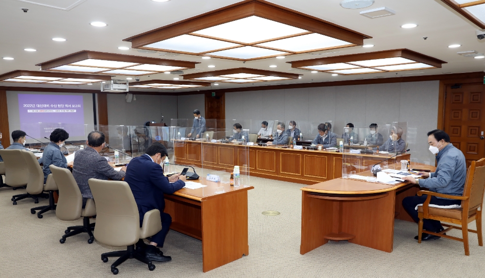 임준택 수협중앙회장(사진 가장 오른쪽)이 19일 수협 10층 회의실에서 임원진과 관계자들이 참석한 가운데 '대선대비 수산현안백서 보고회'를 개최하고 있다. (사진=수협중앙회)