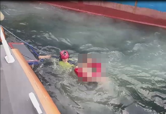 부산해경이 익수자를 구조하고 있다.(사진제공=부산해양경찰서)