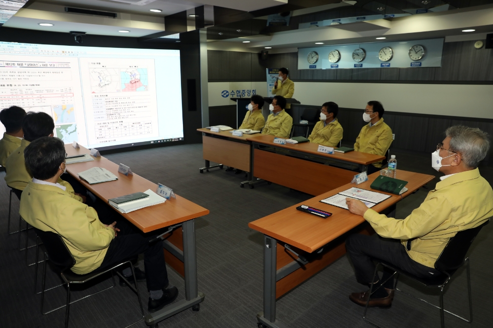 1. 홍진근 대표이사(사진 가장 오른쪽)가 23일 16층 안전조업상황실에서 비상대책본부를 꾸려 긴급회의를 주재하고 있다.(사진=수협중앙회)