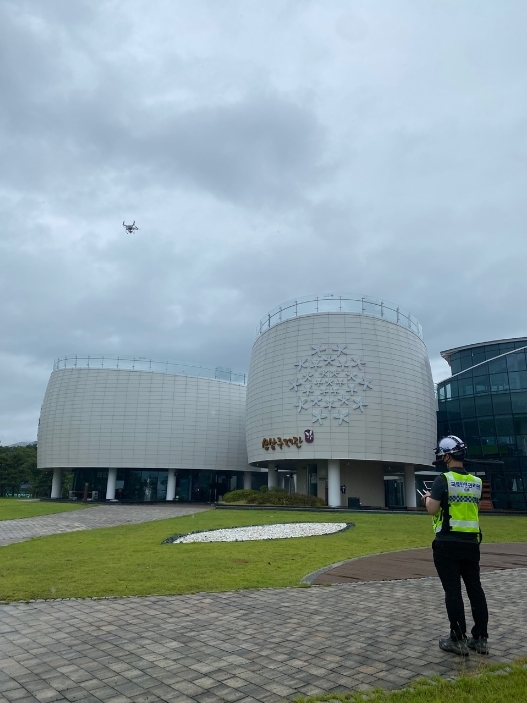 드론을 활용한 산삼주제관 점검 전경. (사진=국토안전관리원)