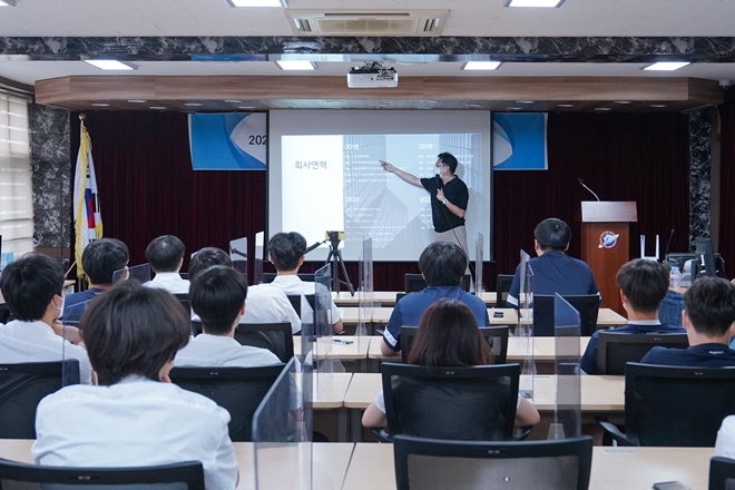 8월 25일 신동준 대표의 특강 모습.(사진제공=부산시교육청)