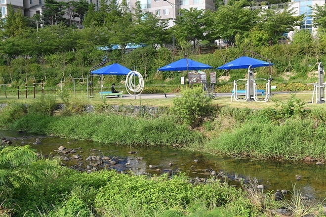 기장군 정관읍 좌광천에 설치된 대형그늘막.(사진제공=부산 기장군)