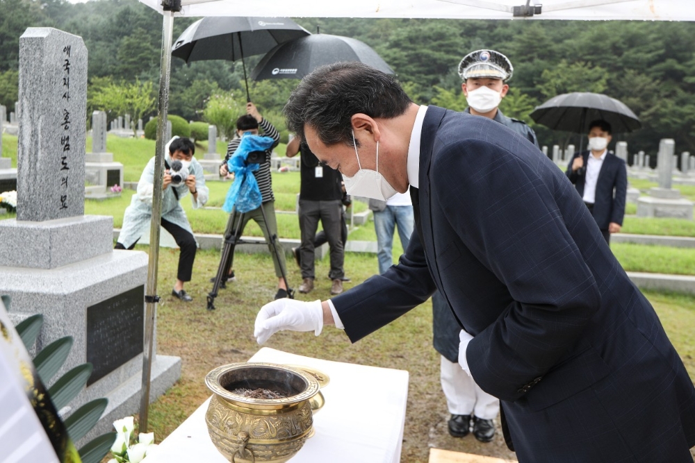 이낙연 후보가 27일 오전 대전 현충원을 찾아 홍범도 장군의 묘소를 참배하였다.(사진=이낙연 의원실)
