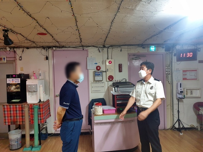 김조일 경남소방본부장이 30일 진주시 관내 콜라텍을 방문해 방역수칙 이행여부를 점검하고 업주의 고통과 의견을 청취하고 있다.(사진제공=진주소방서)