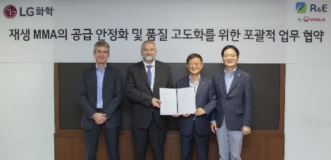 LG화학 및 베올리아코리아 경영진들이 30일 여의도 LG트윈타워에서 업무협약(MOU)을 체결한 뒤 기념 촬영을 하고 있다. 왼쪽부터 기욤 클릭송 베올리아코리아 최고운영책임자(COO), 마르셀 가보렐 베올리아코리아 대표(CEO), 노국래 LG화학 석유화학사업본부장, 심규석 LG화학 ABS사업부장. 사진=LG화학