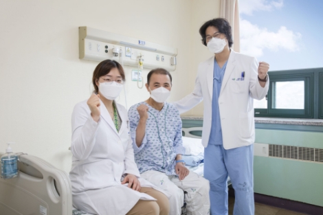 (왼쪽부터) 순환기내과 이혜원 교수, 환자 A씨, 흉부외과 송승환 교수. 사진=부산대병원