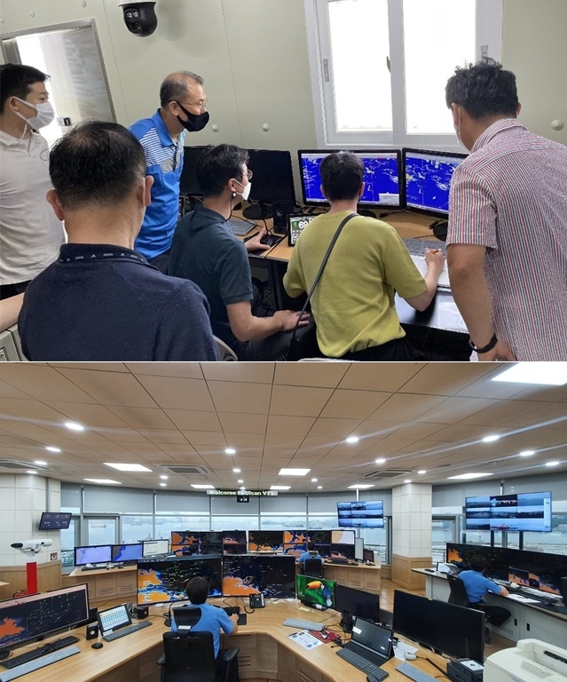지난 8월 통영연안VTS에서 비상관제장소의 시스템에 대한 자체 점검을 하고 있다.(사진제공=남해지방해양경찰청)
