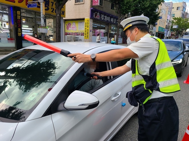 신형 복합감지기를 활용한 음주 단속.(사진제공=부산경찰청)