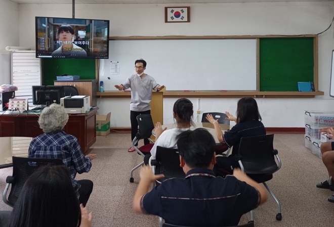 BTS의 선한 영향력을 배우고자 운영하고 있는 수어통역사 진로체험 프로그램.(사진제공=순천청소년꿈키움센터)