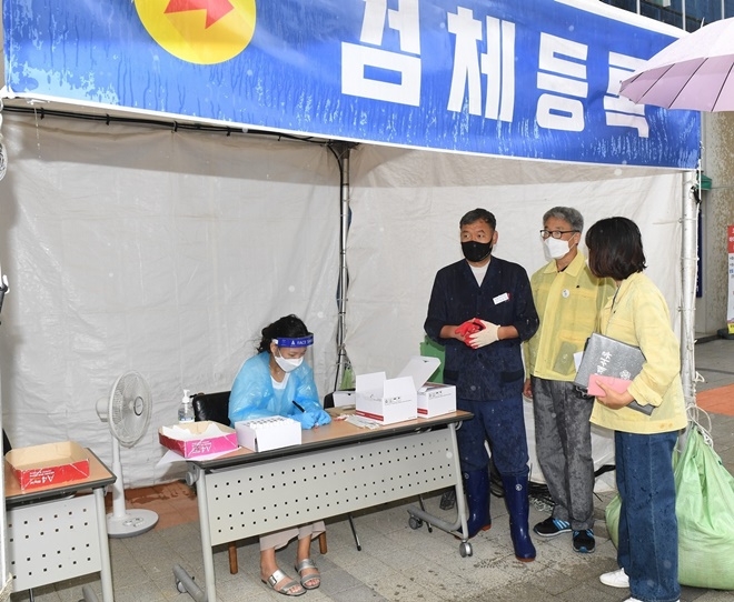 오규석 기장군수는 9월 6일 오전 10시 30분경 정관보건지소 임시선별검사소를 직접 방문해 현장을 점검하고 있다.(사진제공=부산 기장군)