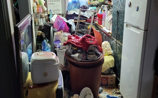 저장강박세대에 불필요한 물건이 쌓여있다.(사진제공=충주준법지원센터)
