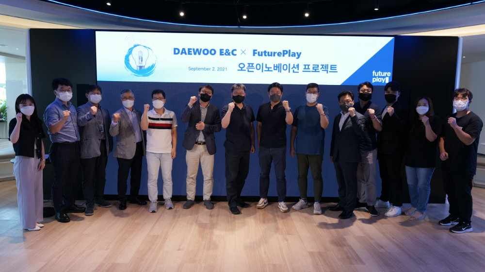 대우건설과 퓨처플레이 임직원들이 오픈이노베이션 프로젝트 킥오프를 진행하고 기념 촬영을 하고 있다.(사진=대우건설)