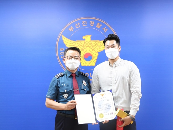 석봉구 부산진경찰서장이 실종 치매어르신을 제보한 시민에게 감사장을 전달하고 기념촬영.(사진제공=부산경찰청)