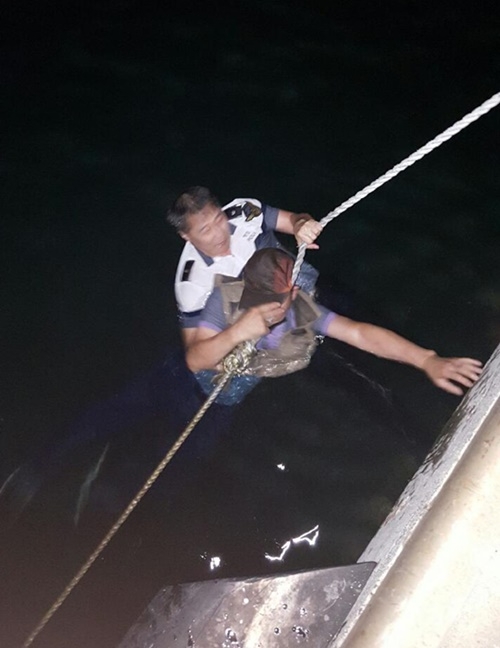 해경이 익수자를 구조하고 있다.(사진제공=울산해양경찰서)