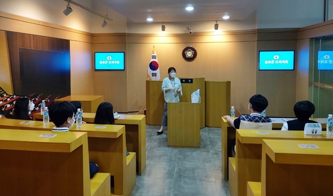 9일 관내 중학교 재학생 20명을 대상으로 법 진로캠프를 열고 있다. (사진제공=부산솔로몬로파크)