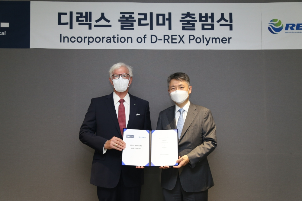 DL케미칼 김상우 대표(오른쪽)와 렉스택 닉 파울러 사장(왼쪽).