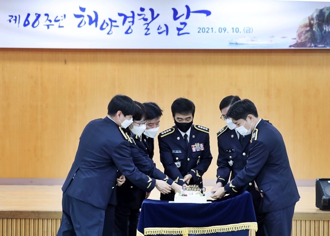 제68주년 해양경찰의 날을 맞아 박형민 부산해양경찰서장(가운데)과 경찰관들이 케이크 커팅식을 하고 있다.(사진제공=부산해양경찰서)
